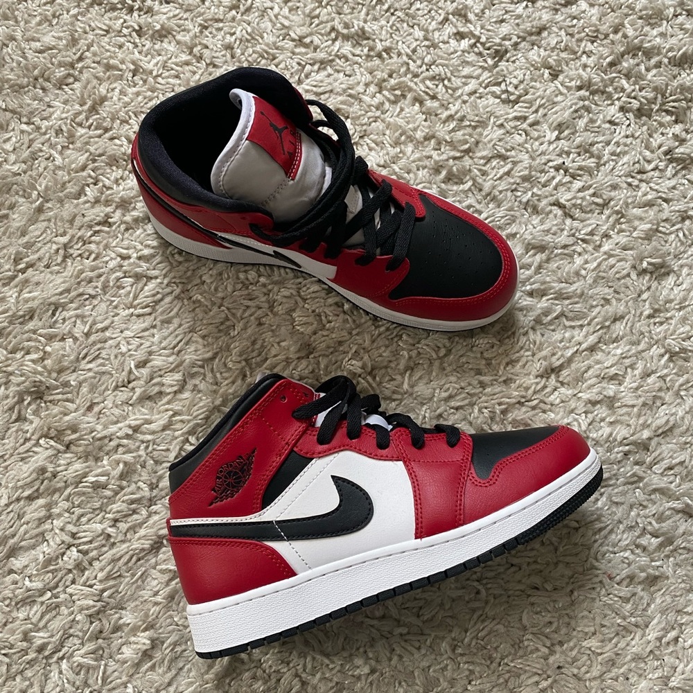 Air Jordan 1 Chicago mid